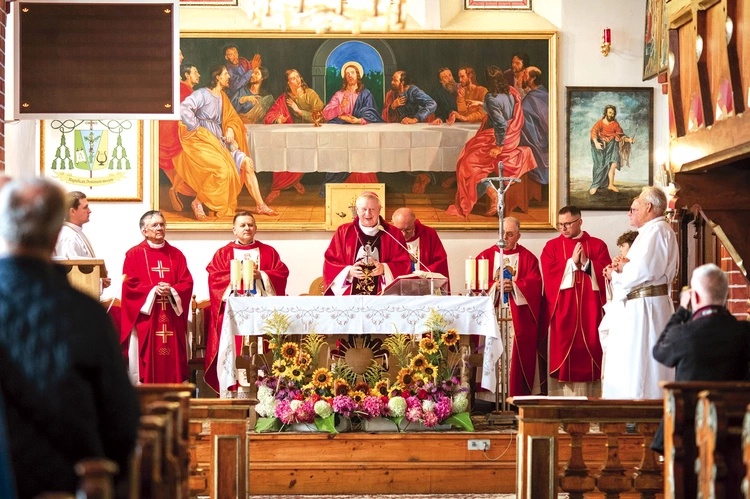 Liturgię koncelebrowali kapłani z dekanatu oraz duchowni związani ze wspólnotą.