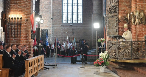 Homilii abp. Tadeusza Wojdy wysłuchali prezydenci Polski  – Karol Nawrocki i Andrzej Duda.