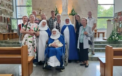 We wspólnej modlitwie i świętowaniu uczestniczyła cała wspólnota sióstr, najbliższa rodzina Jubilatki.  