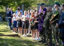 O poległych pamietano w miastach, gminach i parafiach. 