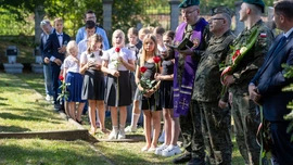O poległych pamietano w miastach, gminach i parafiach. 