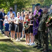 O poległych pamietano w miastach, gminach i parafiach. 