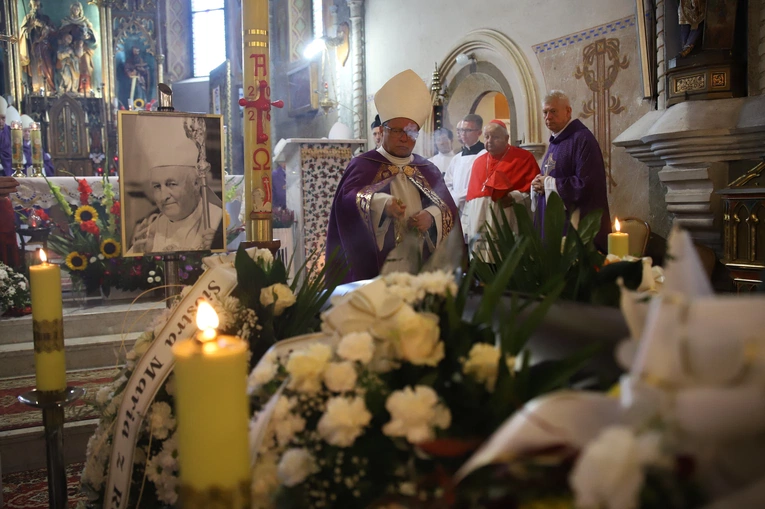Bp Jan Szkodoń spoczął w Chyżnem