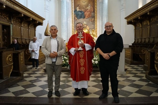 Włodzimierz Pomykała (z lewej), ks. Mariusz Pałgan i Maciej Hubka.
