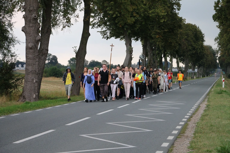 V Młodzieżowa Pielgrzymka z Płońska do Czerwińska n. Wisłą 