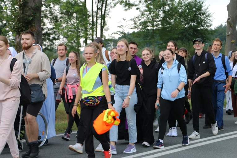 V Młodzieżowa Pielgrzymka z Płońska do Czerwińska n. Wisłą 