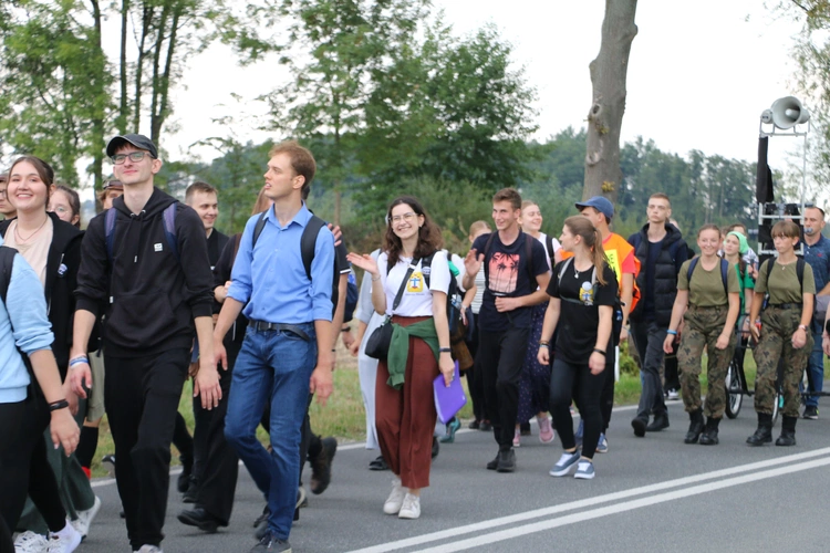 V Młodzieżowa Pielgrzymka z Płońska do Czerwińska n. Wisłą 