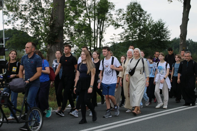 V Młodzieżowa Pielgrzymka z Płońska do Czerwińska n. Wisłą 