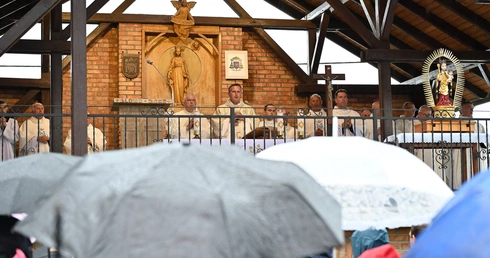 Morze modlitwy, tysiące stóp i deszcz w Swarzewie