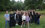Patron w butach Nike i laptopem