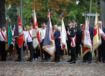 W uroczystościach udział wzięły liczne poczty sztandarowe oddziałów NSZZ "Solidarność" z regionu, szkół, stowarzyszeń patriotycznych.