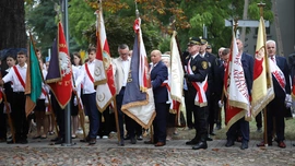 W uroczystościach udział wzięły liczne poczty sztandarowe oddziałów NSZZ "Solidarność" z regionu, szkół, stowarzyszeń patriotycznych.