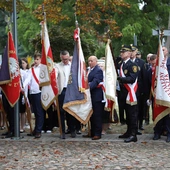 W uroczystościach udział wzięły liczne poczty sztandarowe oddziałów NSZZ "Solidarność" z regionu, szkół, stowarzyszeń patriotycznych.