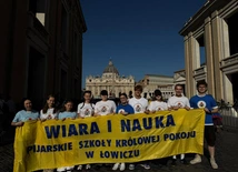 W kanonizacji uczestniczyli uczniowie i kadra Pijarskiej. 