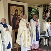 Mszy świętej przewodniczył biskup pomocniczy diecezji warszawsko-praskiej, Jacek Grzybowski, z którym modlili się bp Wojciech Osial i kapłani. 