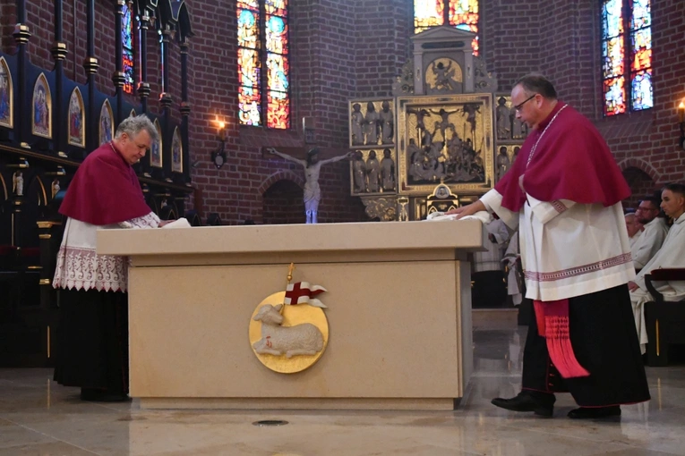 Konsekracja ołtarza w katedrze