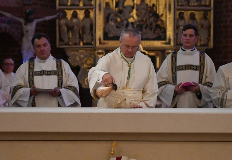 Konsekracja ołtarza w katedrze