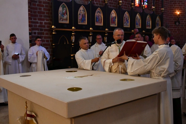 Konsekracja ołtarza w katedrze