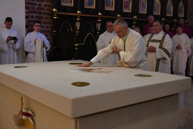 Konsekracja ołtarza w katedrze