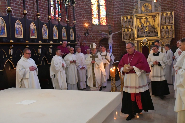 Konsekracja ołtarza w katedrze