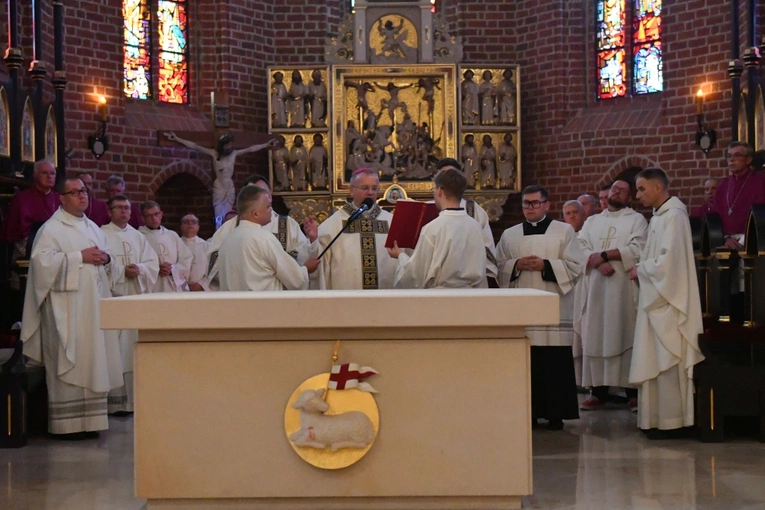 Konsekracja ołtarza w katedrze