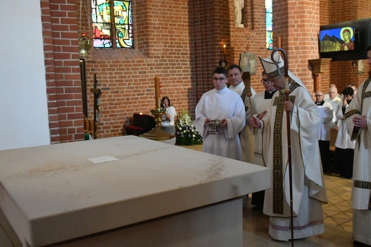 Konsekracja ołtarza w katedrze