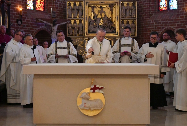 Bp Tadeusz Lityński poświęcił ołtarz w gorzowskiej katedrze