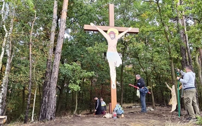 Dawni oazowicze odnowili krzyż stojący przy torach kolejowych w Kędzierzynie-Koźlu