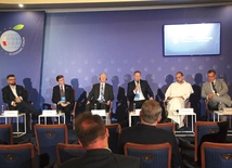  Tomasz Sztreker z Fundacji Wiara w Biznesie (prowadzący), Piotr Pietryga, Oliver Merz, ks. Rafał Kowalski, o. Tomasz Grabowski OP, Łukasz Bernaciński.