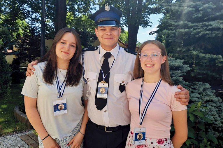 Łukasz Gałuszka z koleżankami ze wspólnoty oazowej parafii św. Macieja w Andrychowie, Magdą Kopaczewską i Marysią Bogucką, podczas uroczystości koronacji obrazu Pani Andrychowskiej.