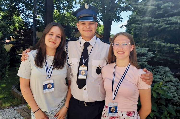 Łukasz Gałuszka z koleżankami ze wspólnoty oazowej parafii św. Macieja w Andrychowie, Magdą Kopaczewską i Marysią Bogucką, podczas uroczystości koronacji obrazu Pani Andrychowskiej.