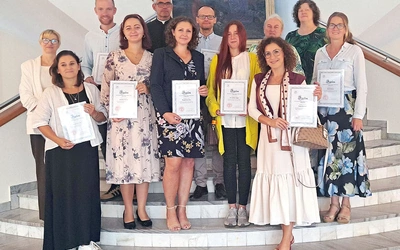 Absolwenci placówki z Agnieszką Moś i ks. Tomaszem Gorczyńskim.