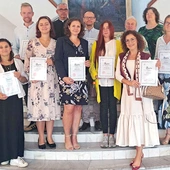 Absolwenci placówki z Agnieszką Moś i ks. Tomaszem Gorczyńskim.