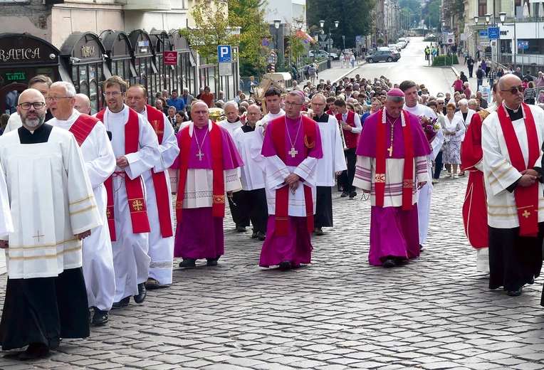 Biskupi na Moście Przyjaźni.