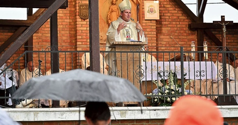 Homilii bp. Piotra Przyborka pątnicy wysłuchali podczas ulewy.