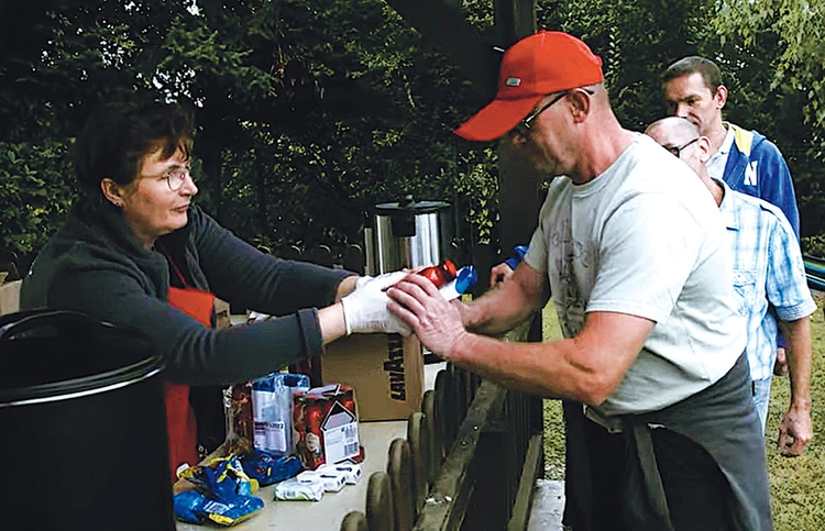 Pakiet środków czystości otrzymał każdy uczestnik warsztatów.