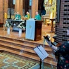Eucharystię z biskupem koncelebrowali księża z Sekcji Szkolno-Katechetycznej Kurii Diecezjalnej w Gliwicach.
