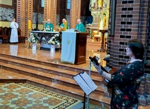 Eucharystię z biskupem koncelebrowali księża z Sekcji Szkolno-Katechetycznej Kurii Diecezjalnej w Gliwicach.