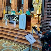 Eucharystię z biskupem koncelebrowali księża z Sekcji Szkolno-Katechetycznej Kurii Diecezjalnej w Gliwicach.