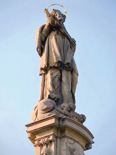Figura św. Jana Nepomucena na rynku stoi od 1725 roku. 