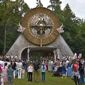 W czasie Eucharystii ponad 200 małżonków odnowiło swoje przyrzeczenia.