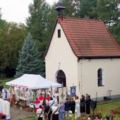 Kapliczka jest wierną kopią prasanktuarium w Schönstatt. 
