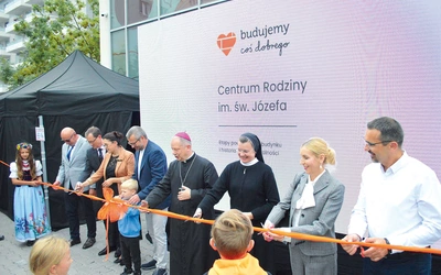 Przecięciem wstęgi symbolicznie otwarto nowy obiekt.