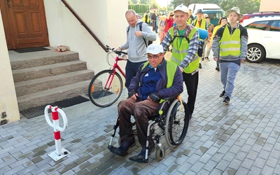 Jedni drugim pomagają iść do nieba – jedni pchając wózki, drudzy – modląc się w ich intencji. 