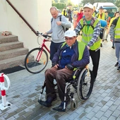 Jedni drugim pomagają iść do nieba – jedni pchając wózki, drudzy – modląc się w ich intencji. 