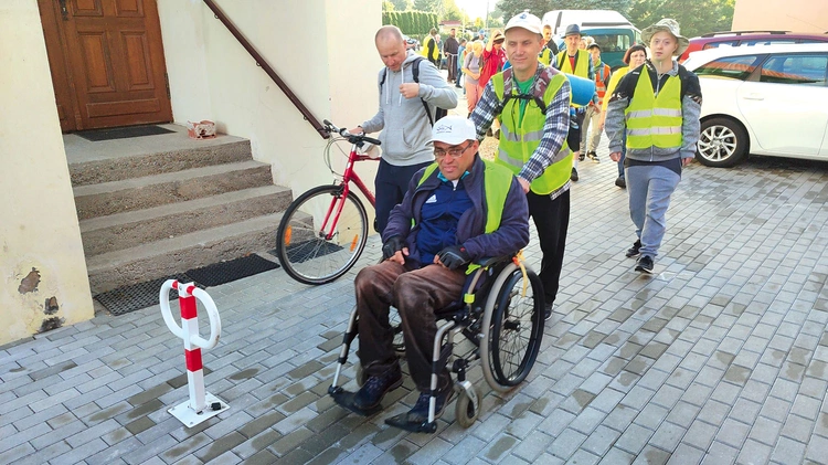 Jedni drugim pomagają iść do nieba – jedni pchając wózki, drudzy – modląc się w ich intencji. 