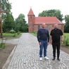 Ks. Zenon Czekała i Bogusław Michalski przed kościołem w Boleszewie. 