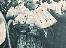 Bp Stanisław Adamski w dniu ingresu do katedry Świętych Apostołów Piotra i Pawła w 1930 roku.