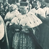 Bp Stanisław Adamski w dniu ingresu do katedry Świętych Apostołów Piotra i Pawła w 1930 roku.