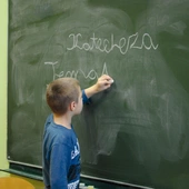 Obecna sytuacja krzywdzi dzieci, ponieważ w polskiej szkole nie ma – oprócz katechezy – przedmiotu, który uczyłby chrześcijańskiej moralności.